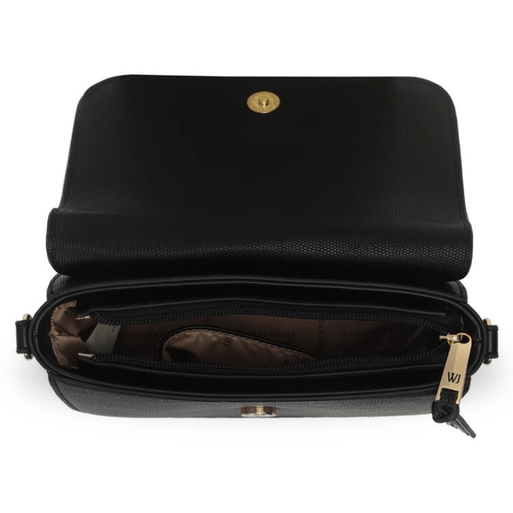 Visão superior da bolsa WJ preta com aba aberta mostrando compartimentos internos e divisória